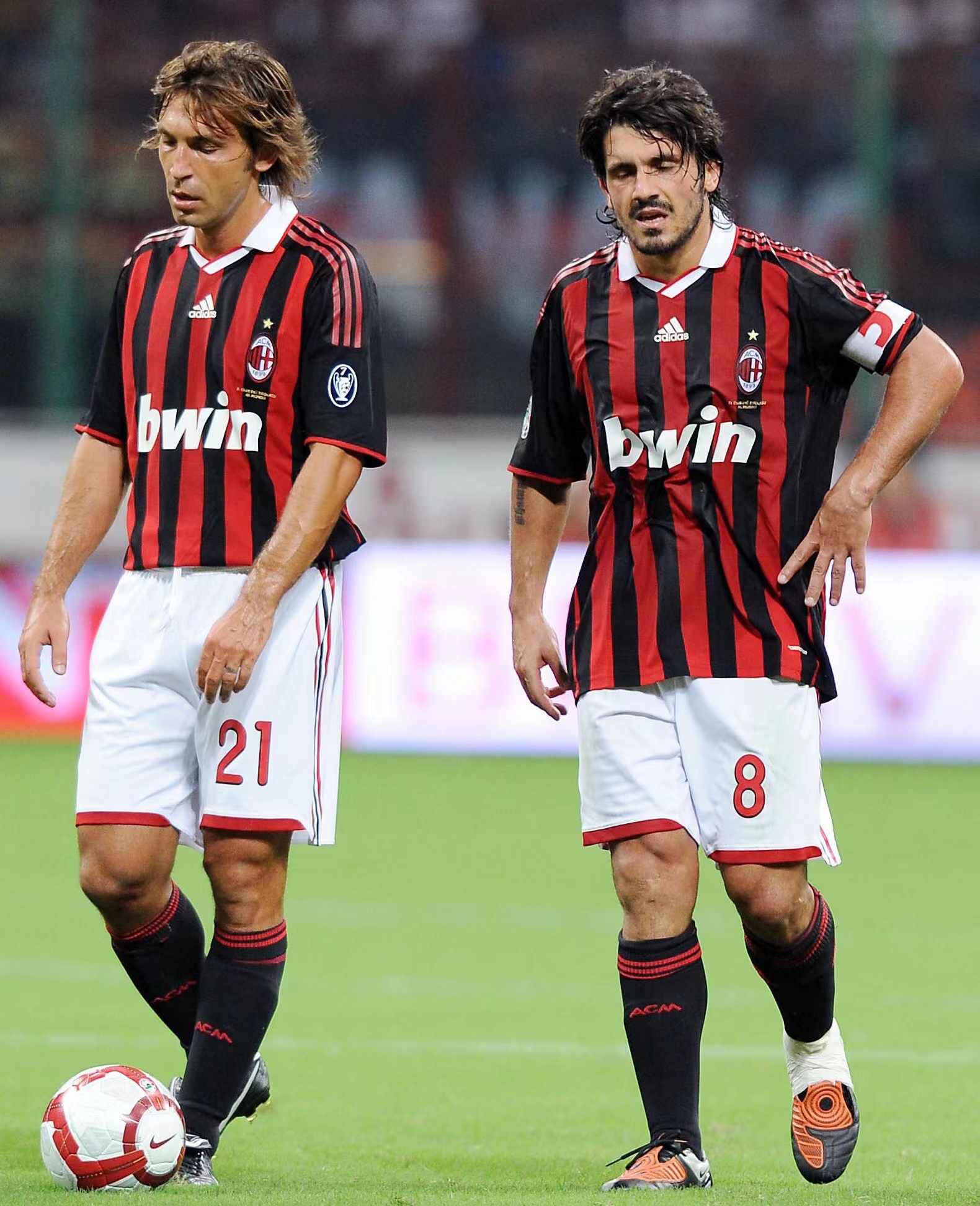 库库：家人支持谁？我说想要球票就得穿切尔西球衣（库库笑谈家人立场：想拿球票，先穿切尔西球衣）