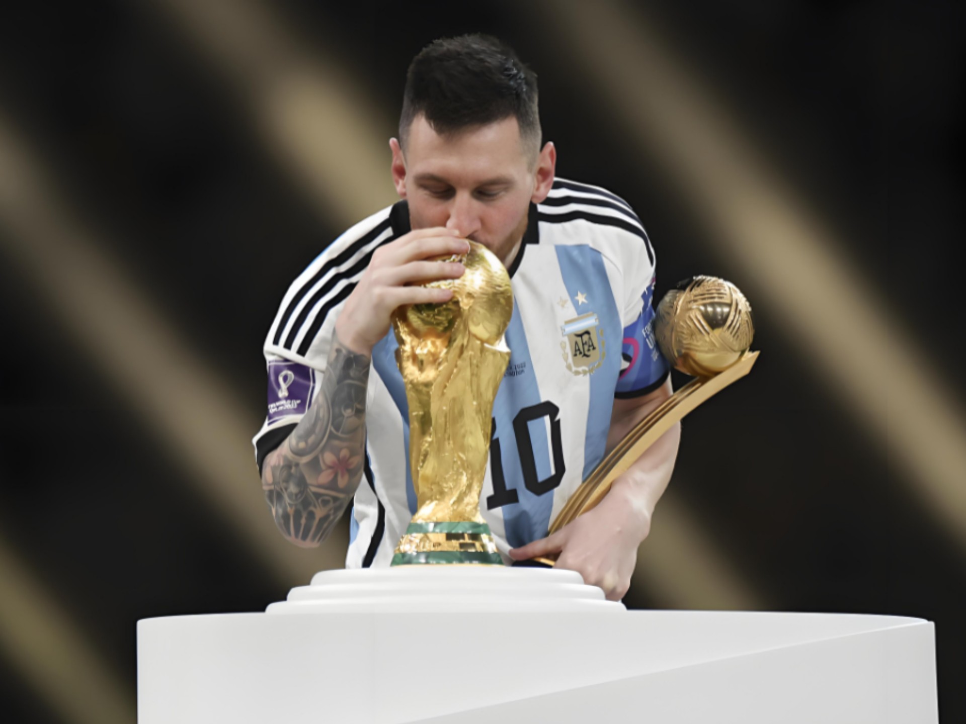 南通发布：苏超南通队载誉而归，3000多名球迷迎接城市英雄（南通发布：苏超南通队凯旋，三千余球迷迎接城市英雄）