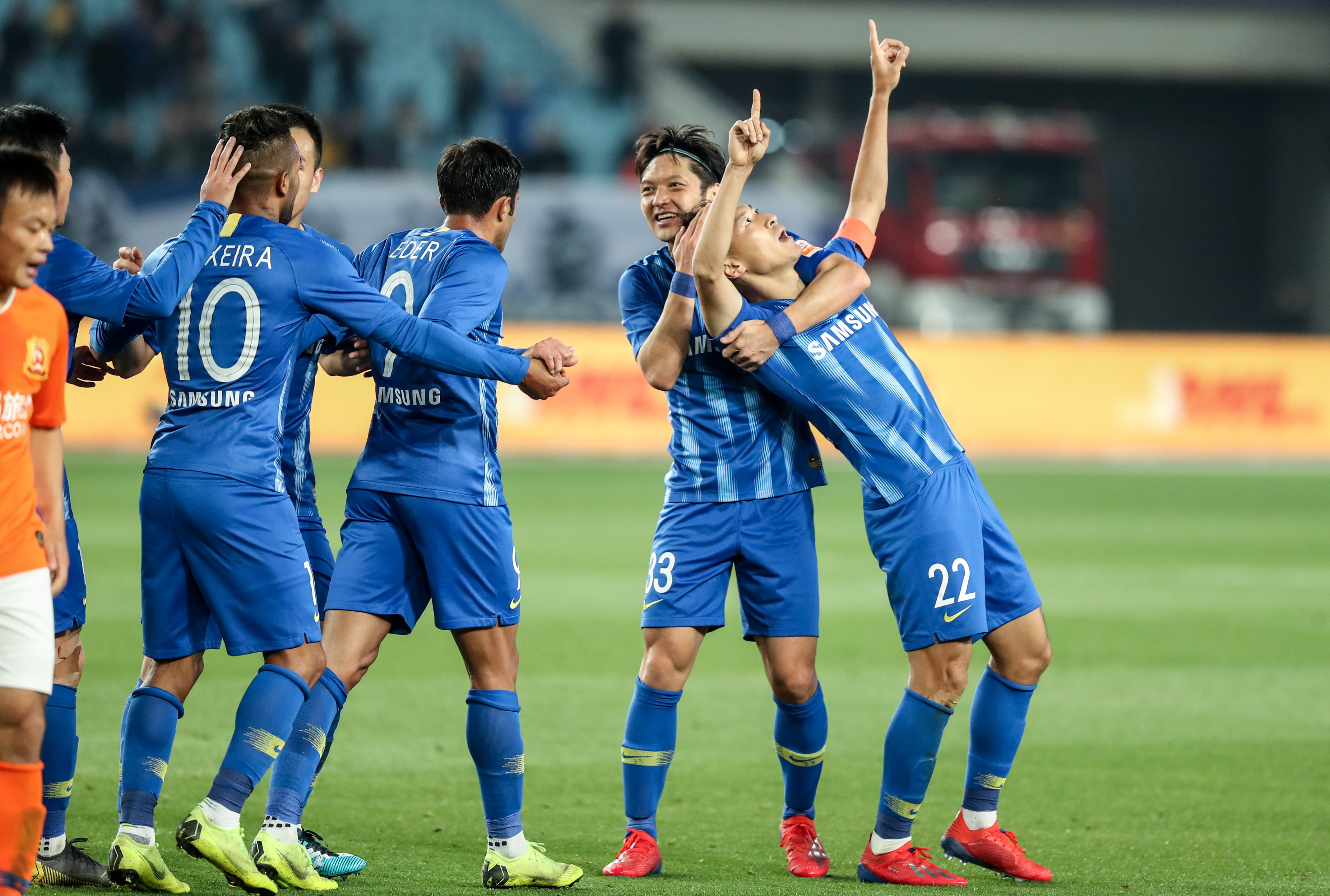 一日英超动向：曼联利物浦难兄难弟，阿森纳领跑态势不可阻挡（英超今日观察：曼联与利物浦同陷低迷，阿森纳强势领跑难以撼动）