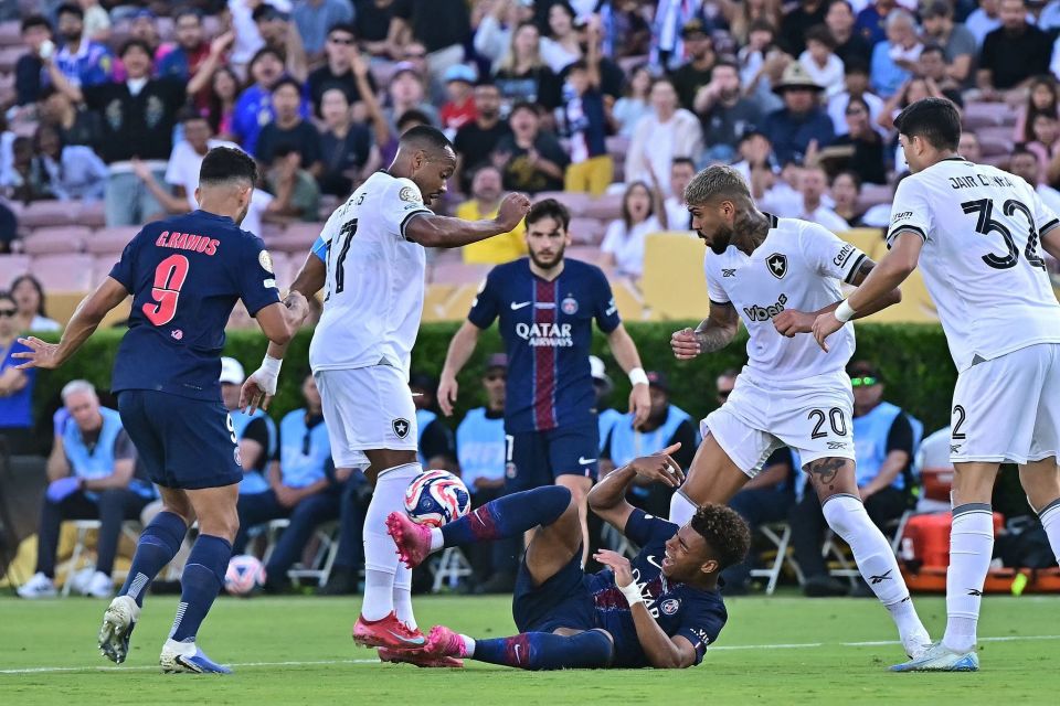 两位最老会员为新诺坎普开球，1957年球场建成时就曾见证（曾见证1957年落成的两位最年长会员为新诺坎普开球）