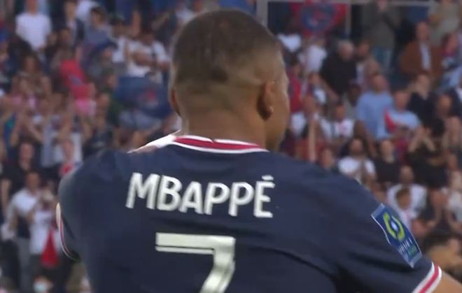 皇马客场3-0击败毕巴，阿诺德表现神勇但伤退，展现世界级水准，但伤病困扰持续。（皇马客场3-0擒毕巴，阿诺德高光却伤退，世界级表现难挡伤病困扰）