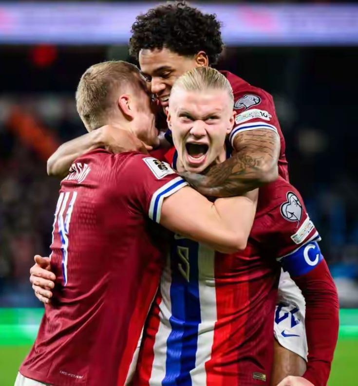 53岁齐达内夜游上海，与大妈踢毽子几分钟融入氛围，展现顶级球商（53岁齐达内夜逛沪上，与大妈踢毽子几分钟就打成一片，顶级球商尽显）