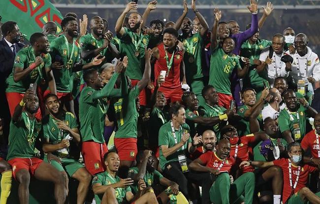 马克西半场15分，恩比德11中1，76人手握7分领先（马克西半场独取15分，恩比德11投仅1中，76人暂领先7分）