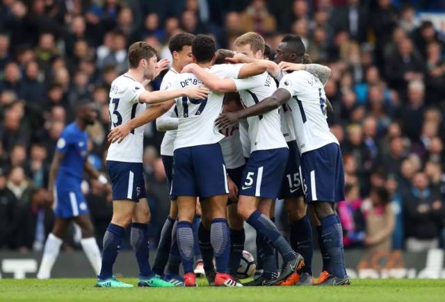 埃梅里告别阿尔巴：当初你被不情愿地改造成边后卫，要给你个拥抱（埃梅里送别阿尔巴：当年被迫改打边后卫，如今以拥抱致意）